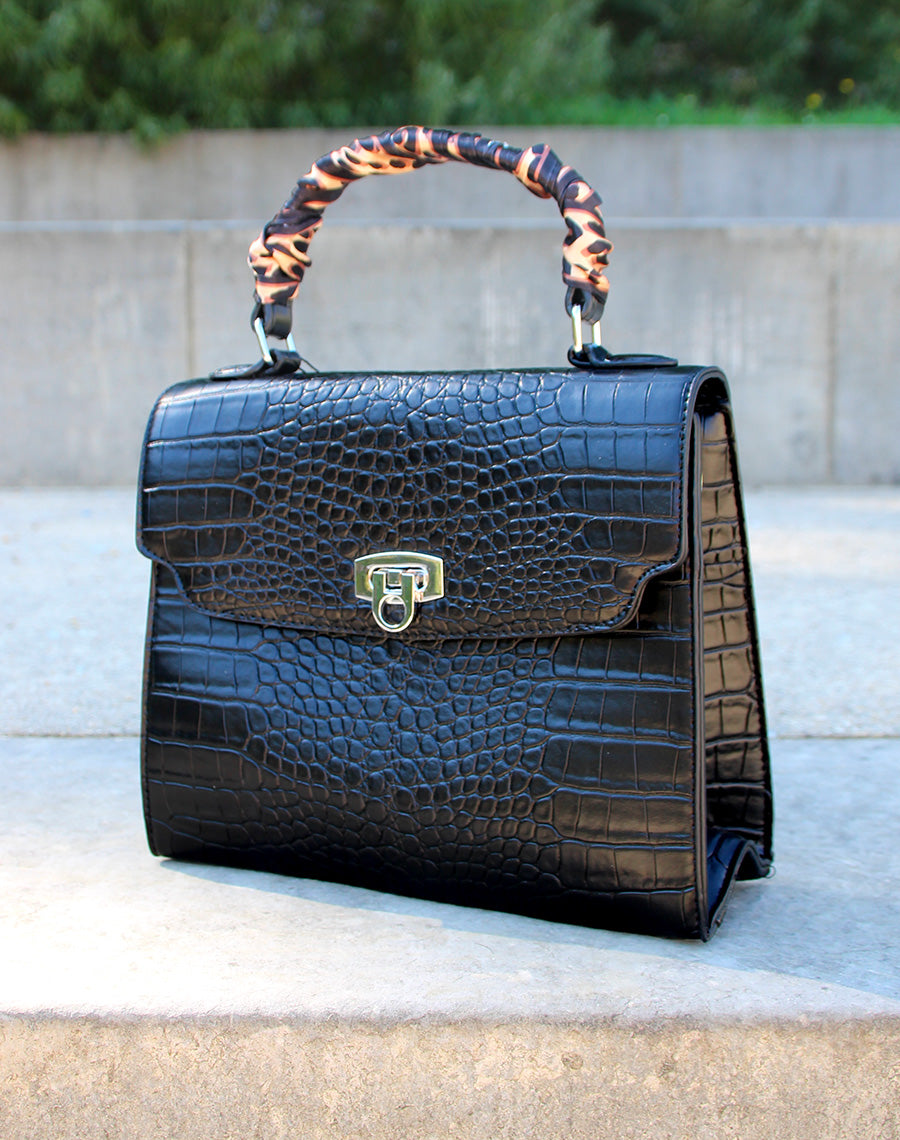 Sac à main effet croco noir orné d’un foulard