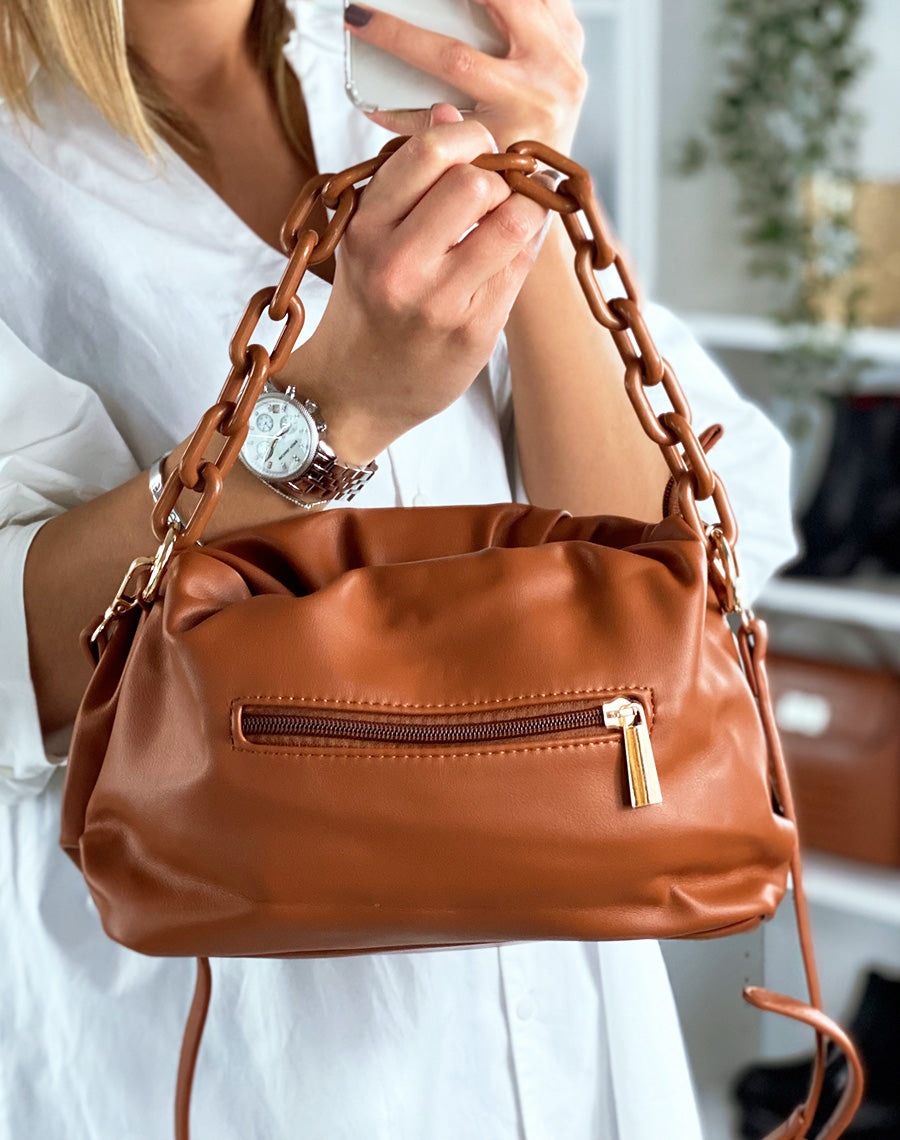 Sac à main forme besace marron à fausses chaines