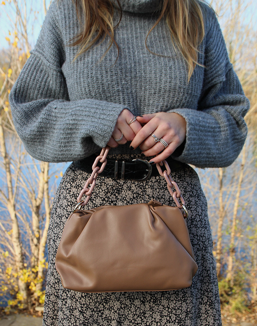 Sac à main forme besace taupe à fausses chaines