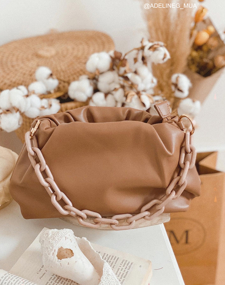 Sac à main forme besace taupe à fausses chaines