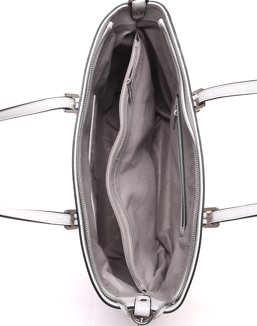 Sac à main gris clair clouté