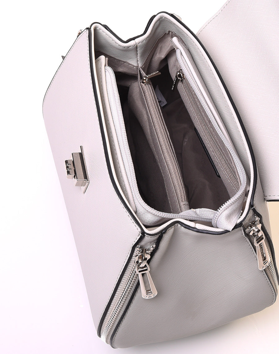 Sac à main gris clair à petite hanse avec verrou tournant