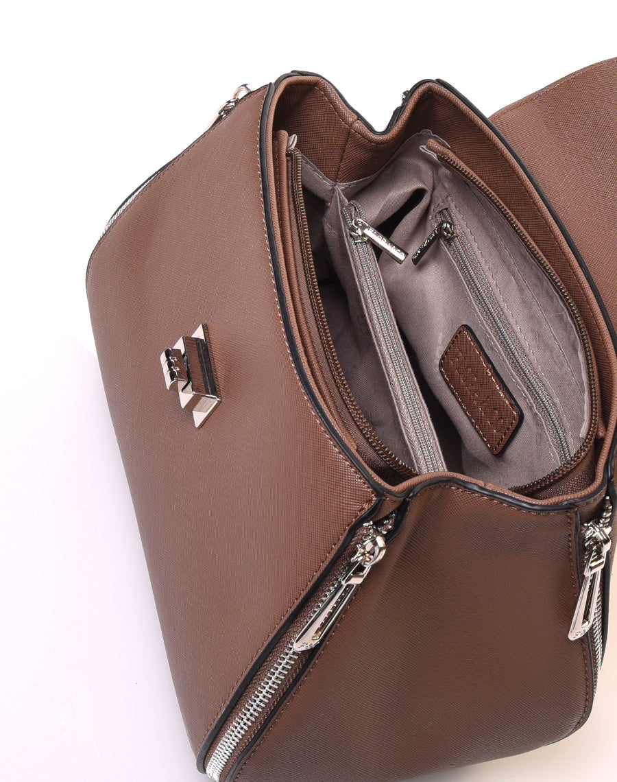 Sac à main marron à petite hanse avec verrou tournant