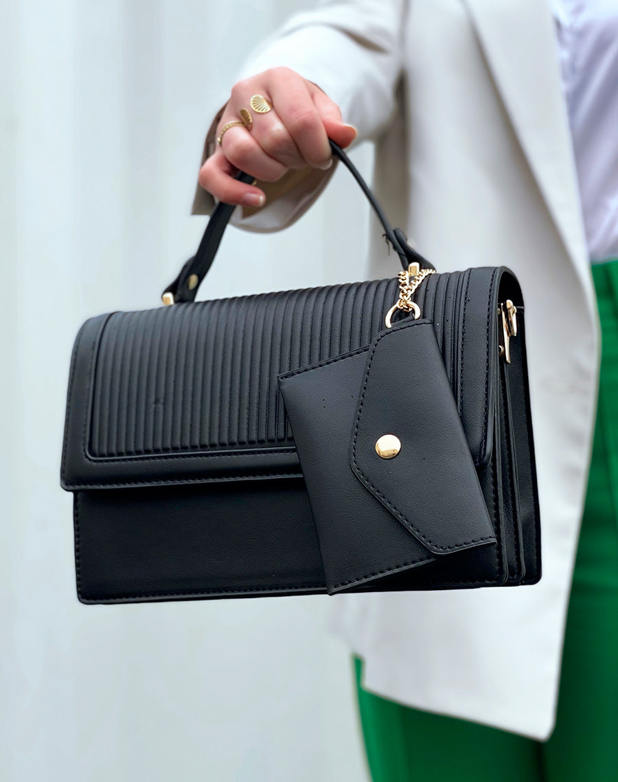 Sac à main noir accompagné d’une pochette
