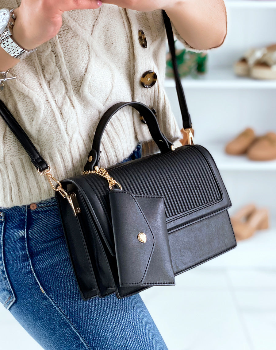 Sac à main noir accompagné d’une pochette
