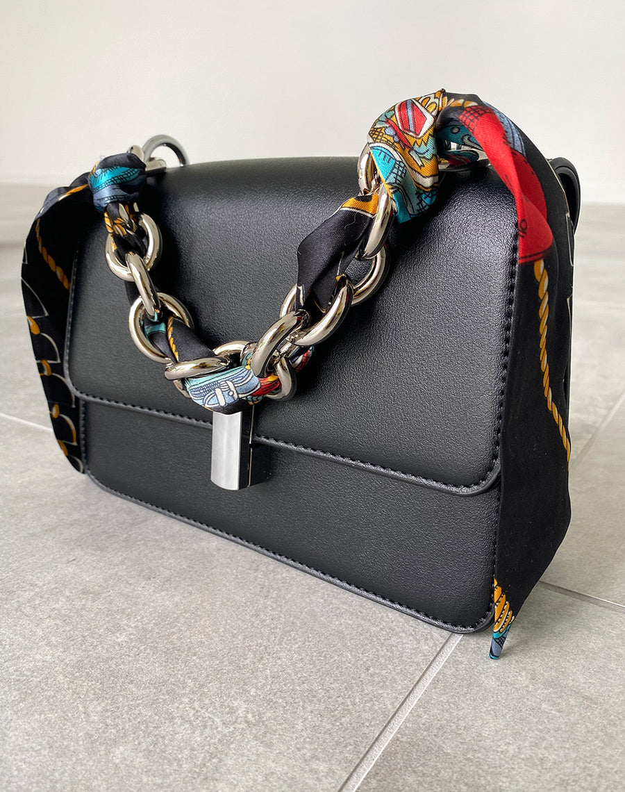 Sac à main noir avec foulard