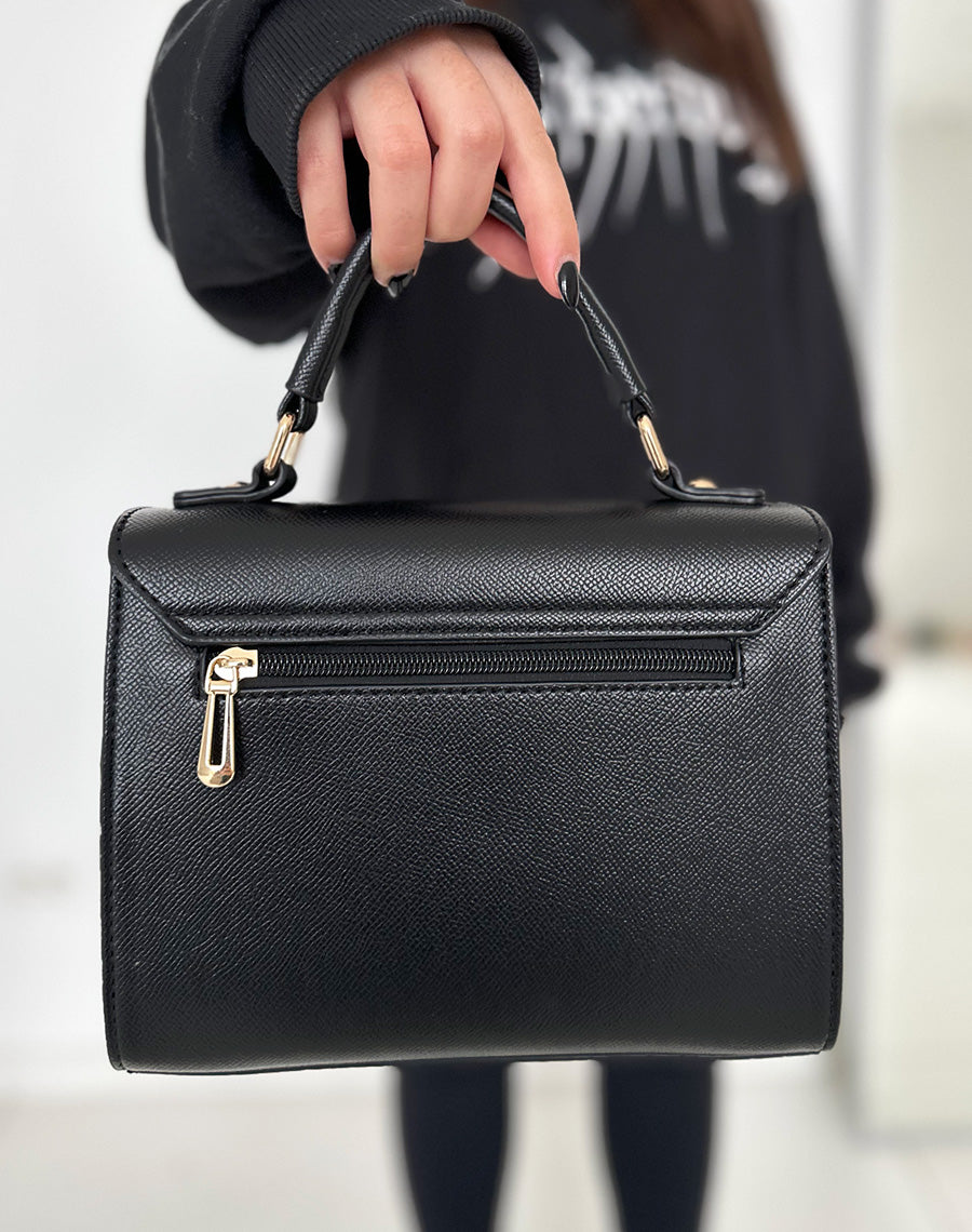 Sac à main noir avec foulard