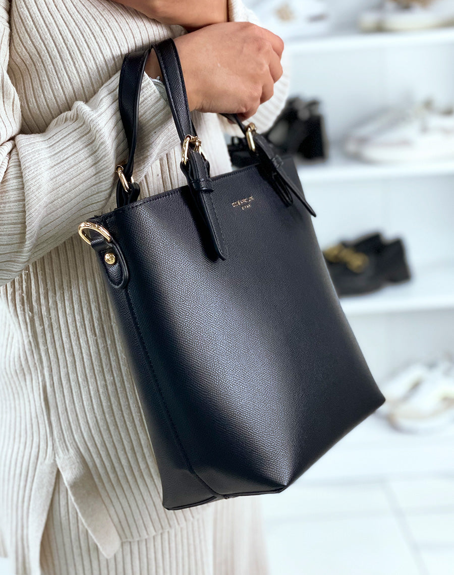 Sac à main noir à détail doré