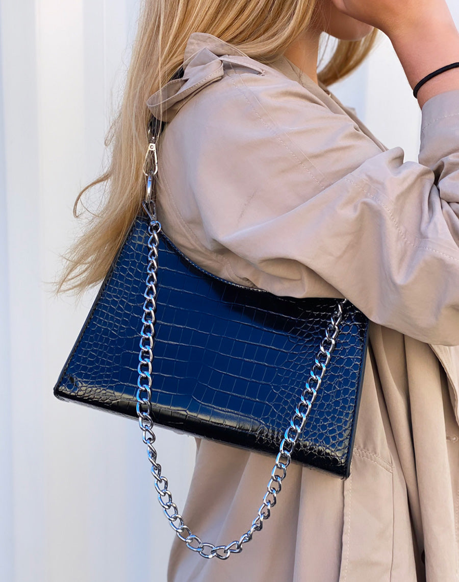 Sac à main noir effet croco orné d’une chaîne