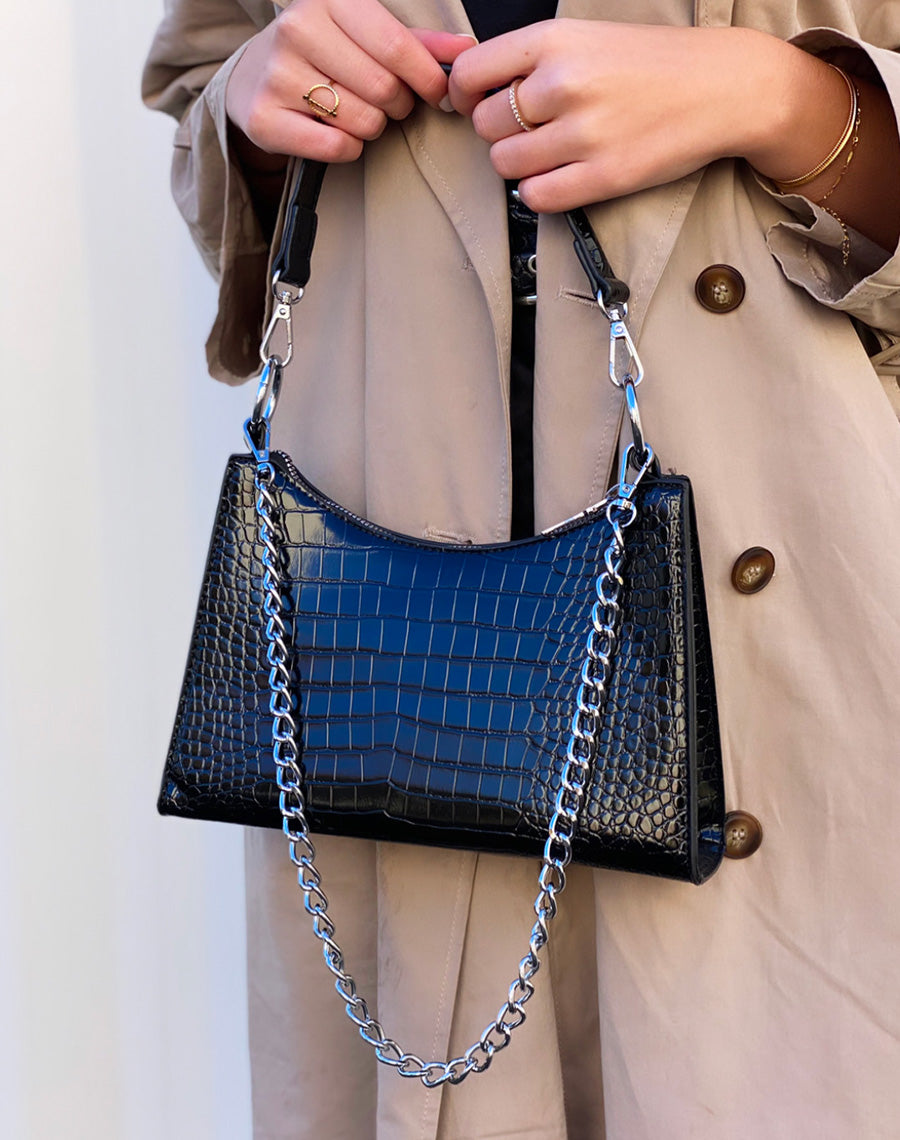 Sac à main noir effet croco orné d’une chaîne