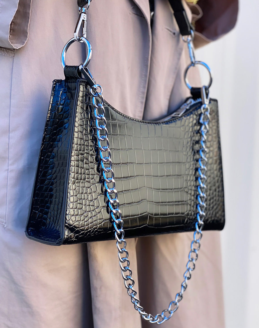 Sac à main noir effet croco orné d’une chaîne
