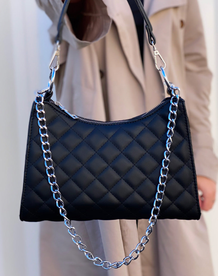 Sac à main noir matelassé à chaîne argentée