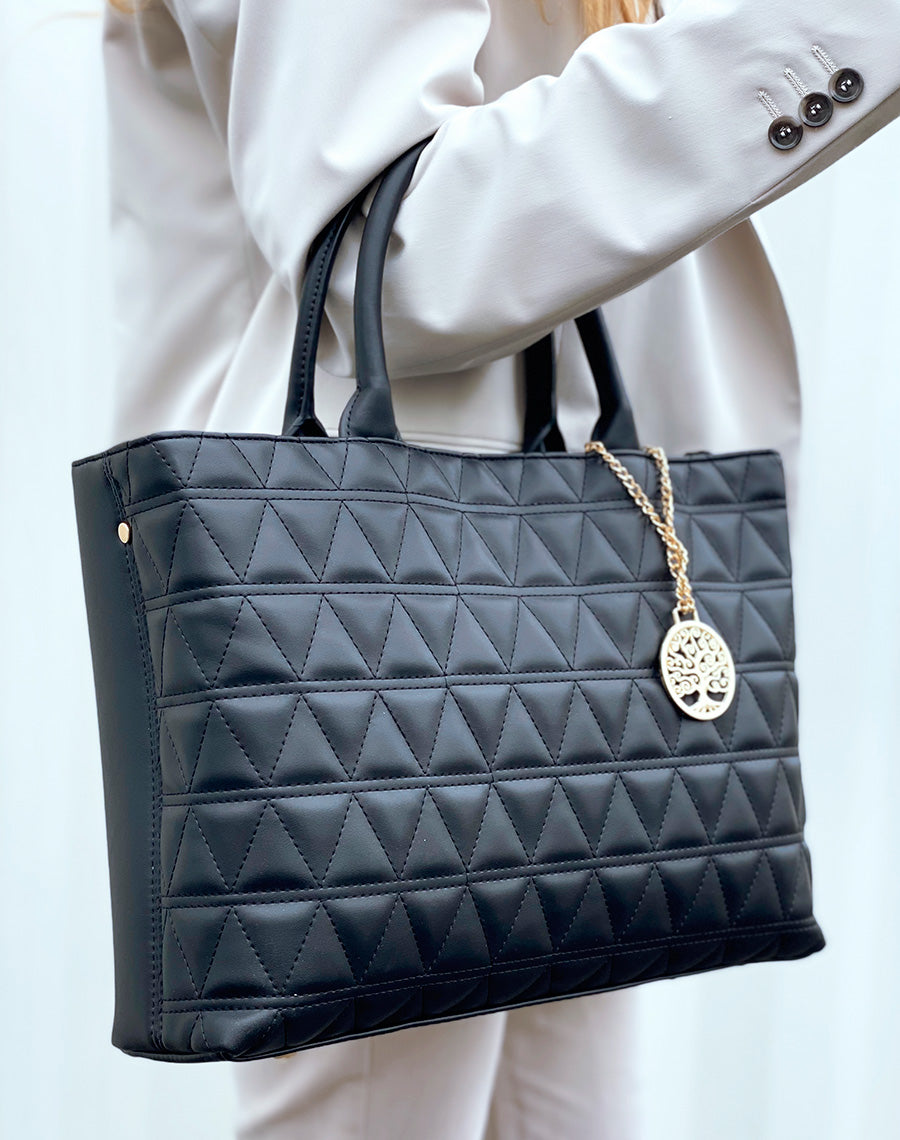 Sac à main noir matelassé à pendentif doré