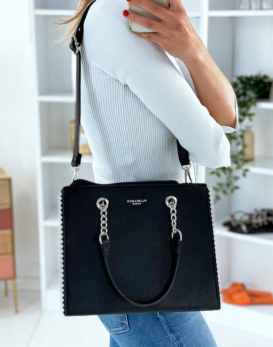 Sac à main noir orné de clous argentés