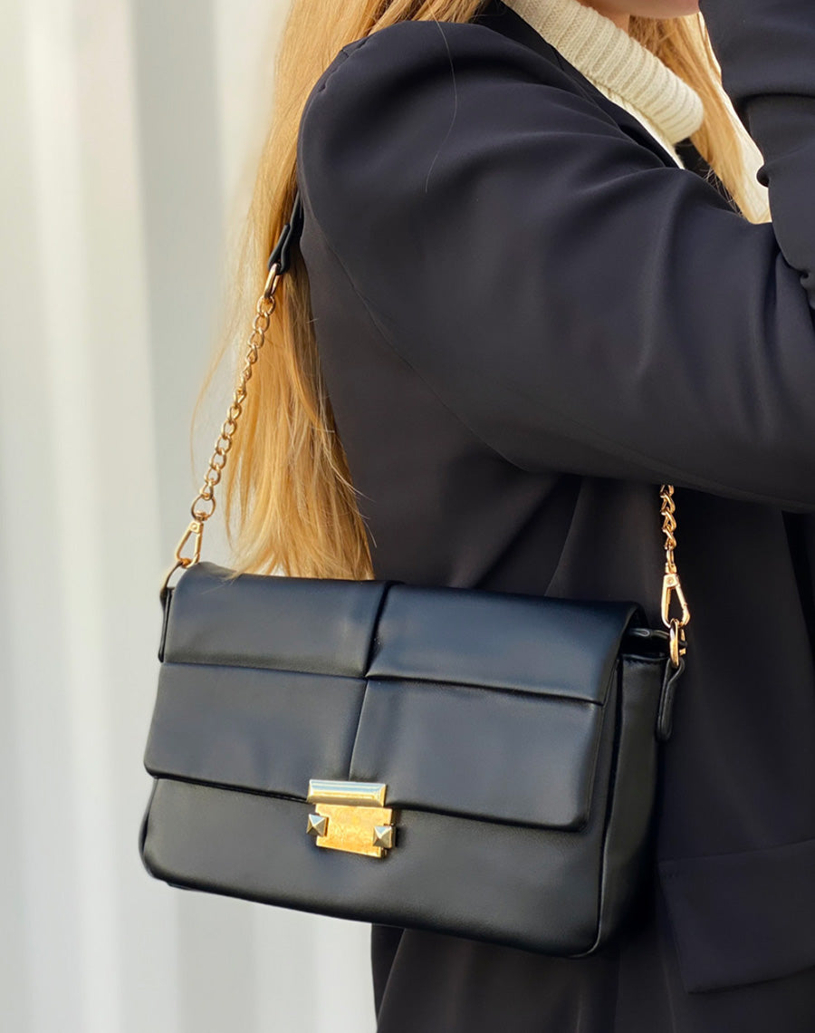 Sac à main noire quadrillée à détail doré