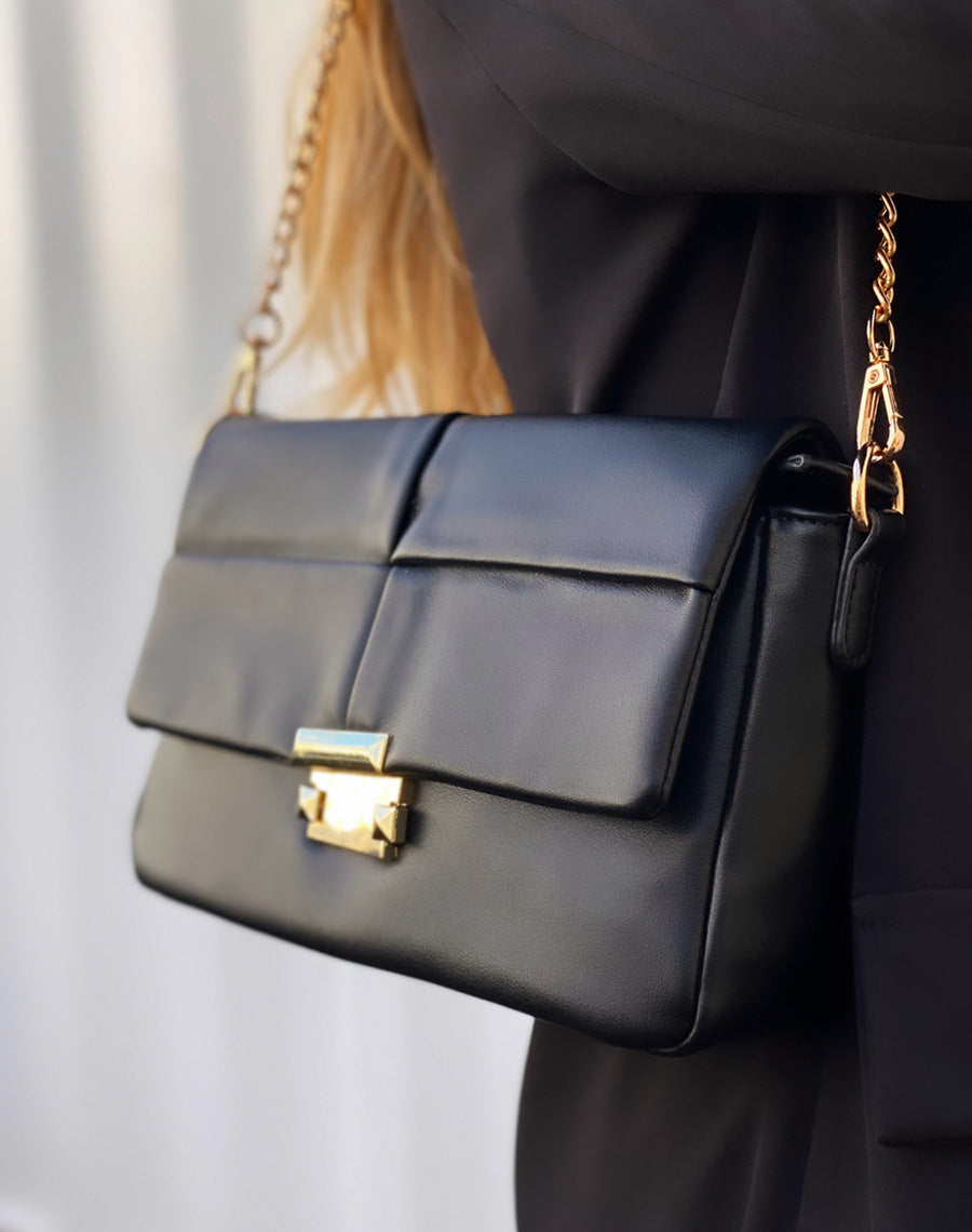 Sac à main noire quadrillée à détail doré