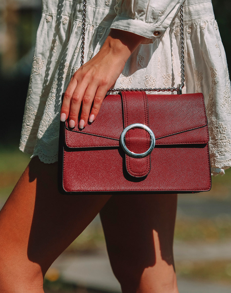 Sac à main texturé bordeaux effet double rabats et boucle argentée