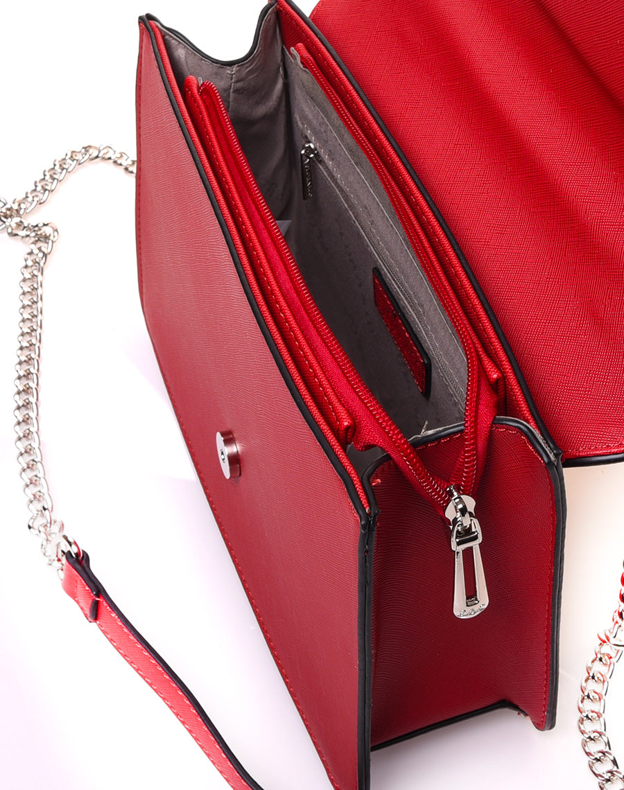 Sac à main texturé rouge effet double rabats et boucle argentée