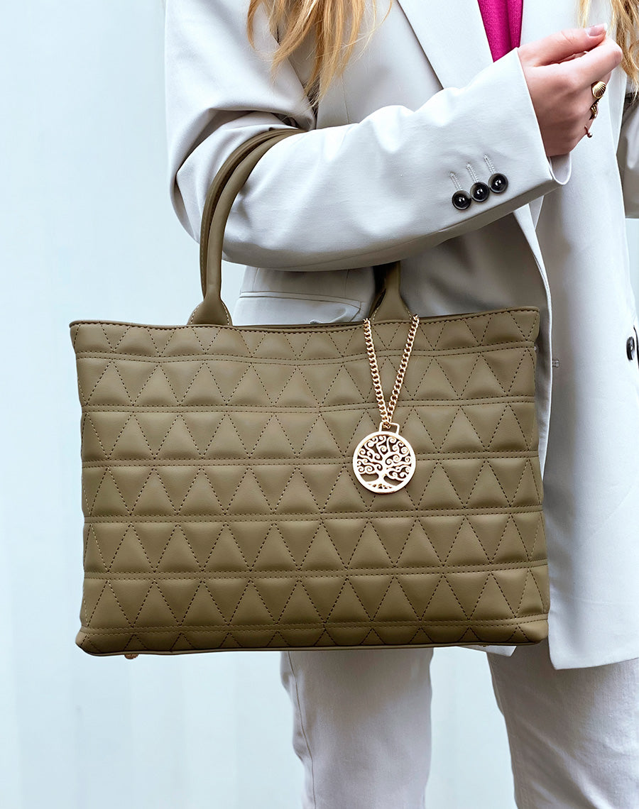 Sac à main vert kaki matelassé à pendentif doré