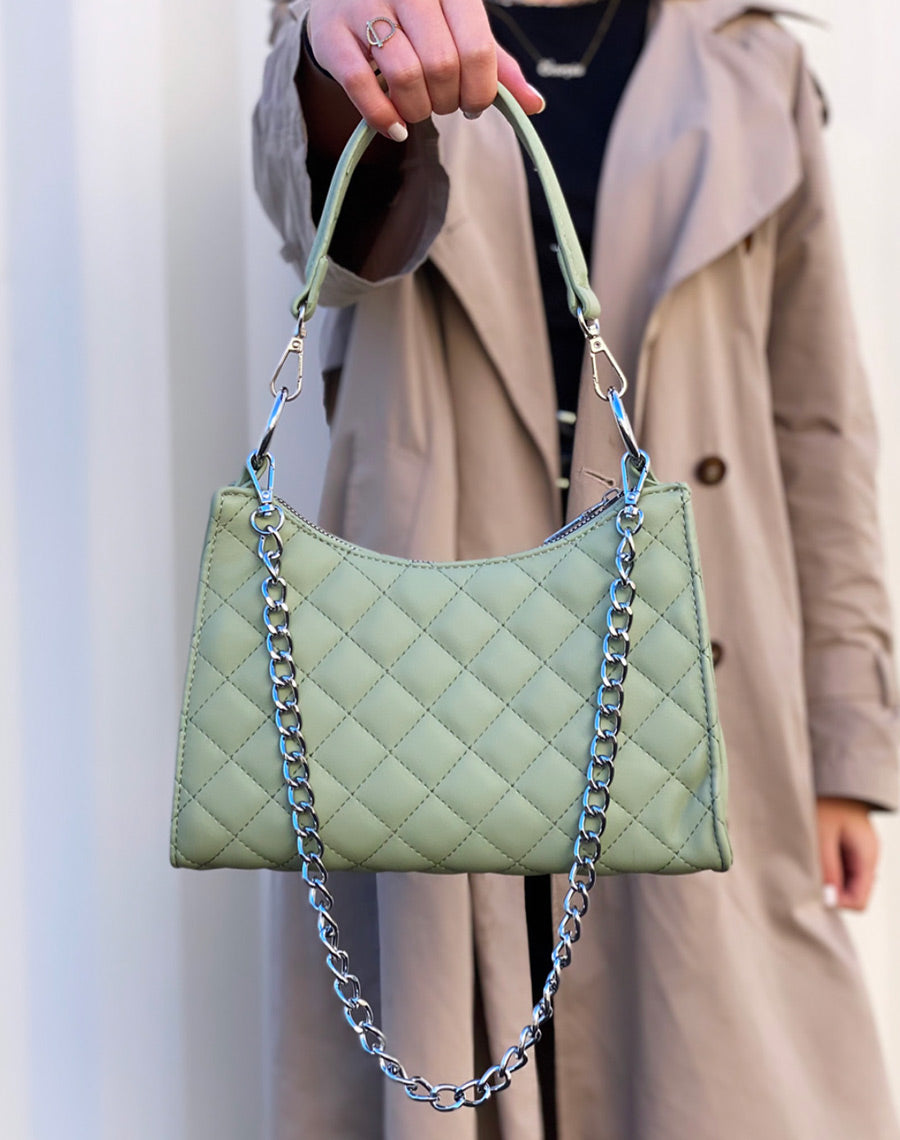 Sac à main vert pastel matelassé à chaîne argentée