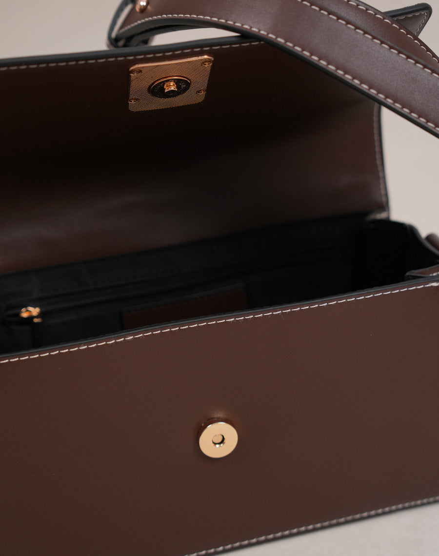 Sac marron chocolat à lanière ajustable