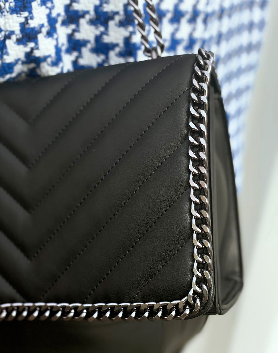 Sac noir bandoulière à chaine grise