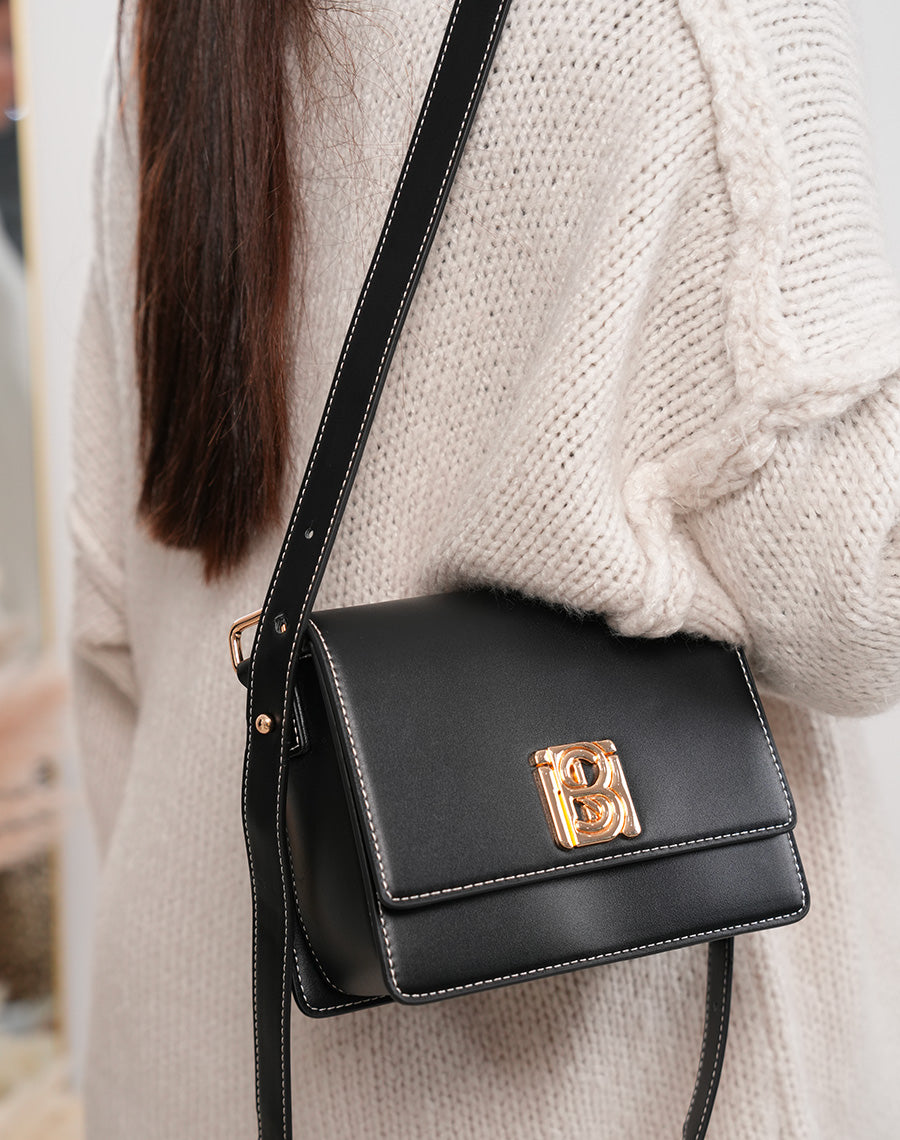 Sac noir à lanière ajustable