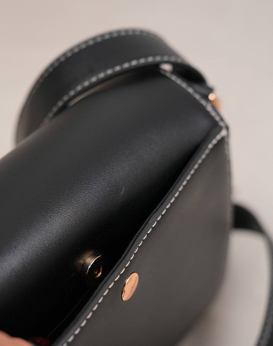 Sac noir à lanière ajustable