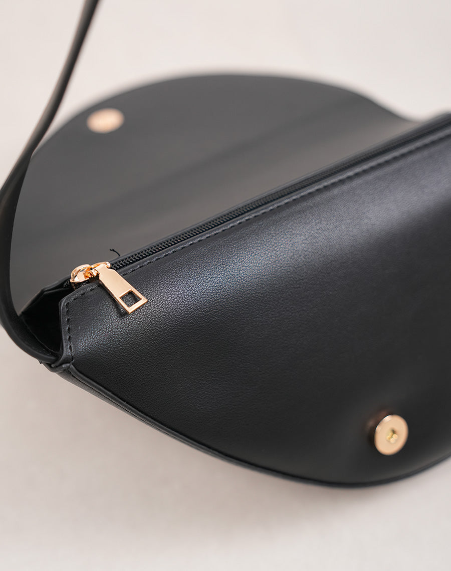 Sac noir mat besace asymétrique