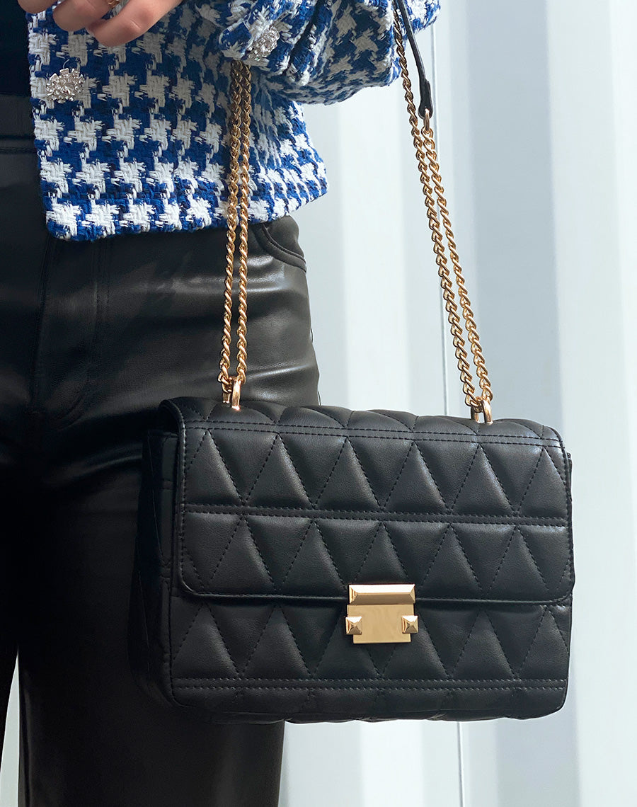 Sac noir matelassé à bandoulière dorée