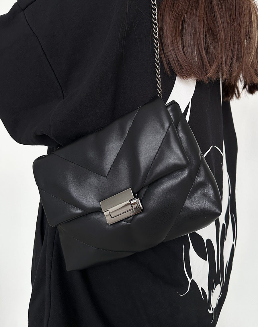 Sac noir petit format matelassé à bandoulière en chaîne