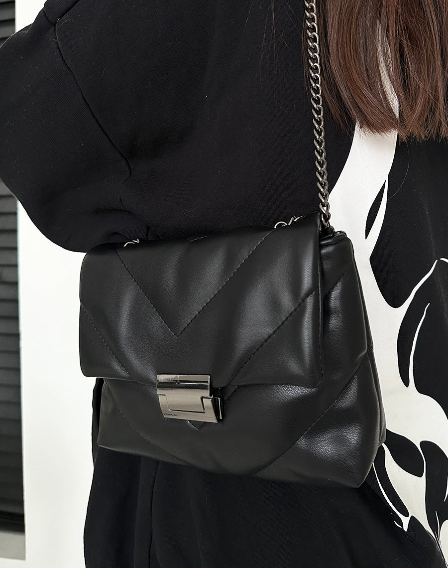 Sac noir petit format matelassé à bandoulière en chaîne