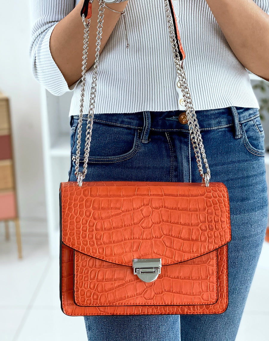 Sac orange effet croco à bandoulière en chaine argentée