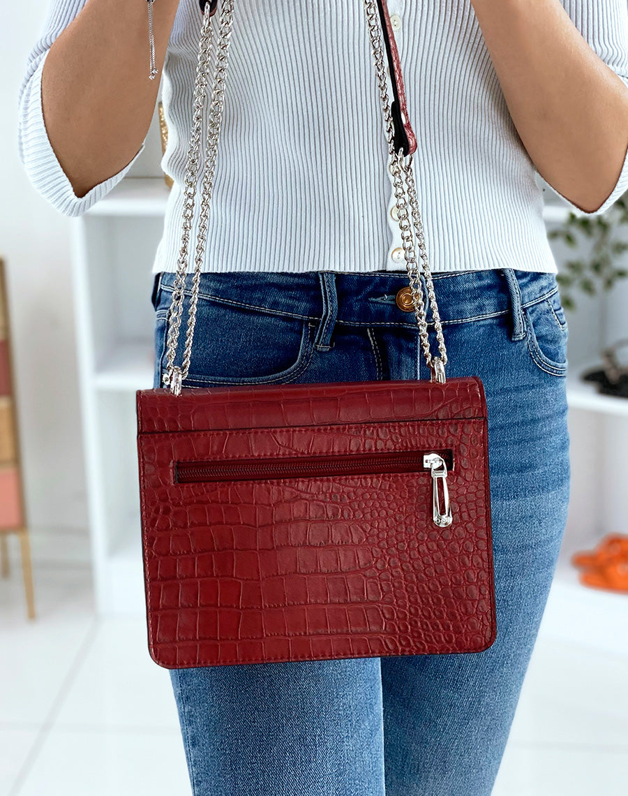 Sac rouge effet croco à bandoulière en chaine argentée