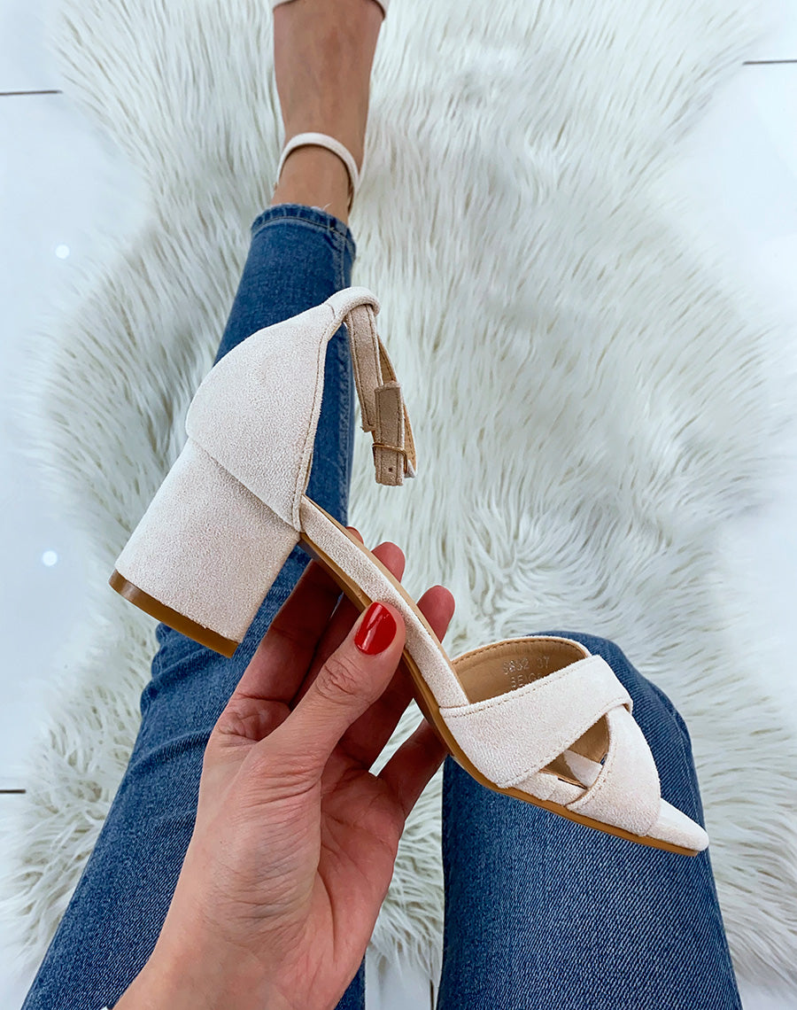 Sandale beige à brides entrecroisées et talon carré