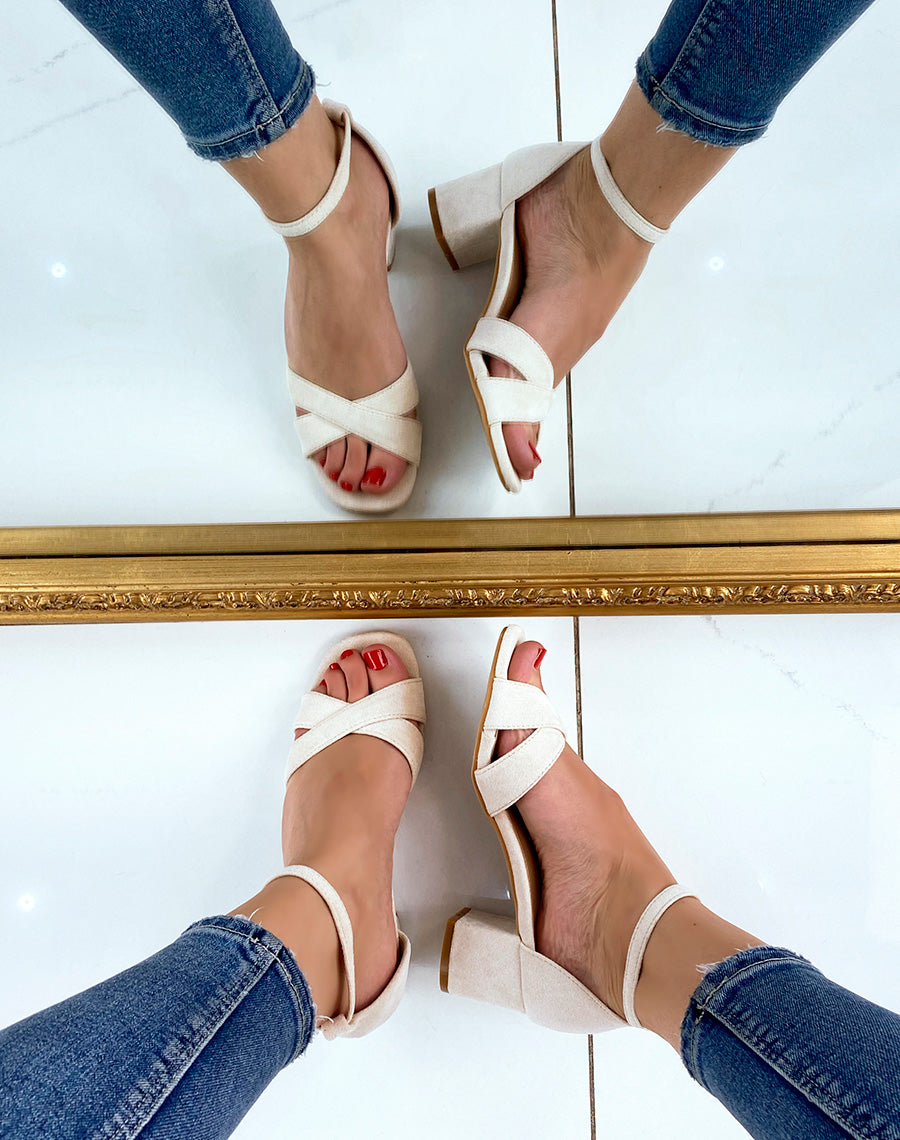 Sandale beige à brides entrecroisées et talon carré