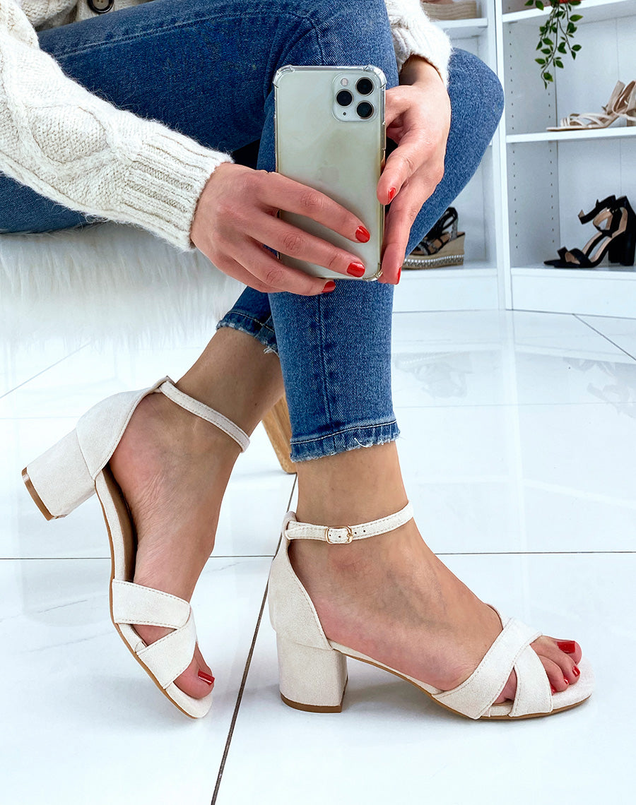 Sandale beige à brides entrecroisées et talon carré