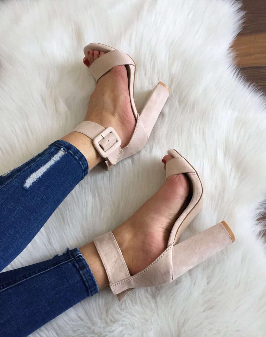 Sandale beige effet suédine talons épais