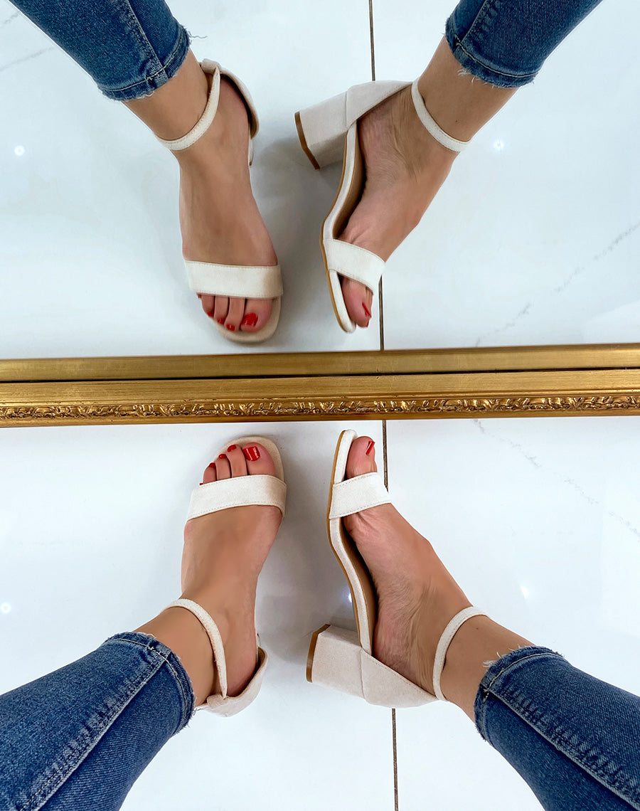 Sandale beige en suédine à petit talon