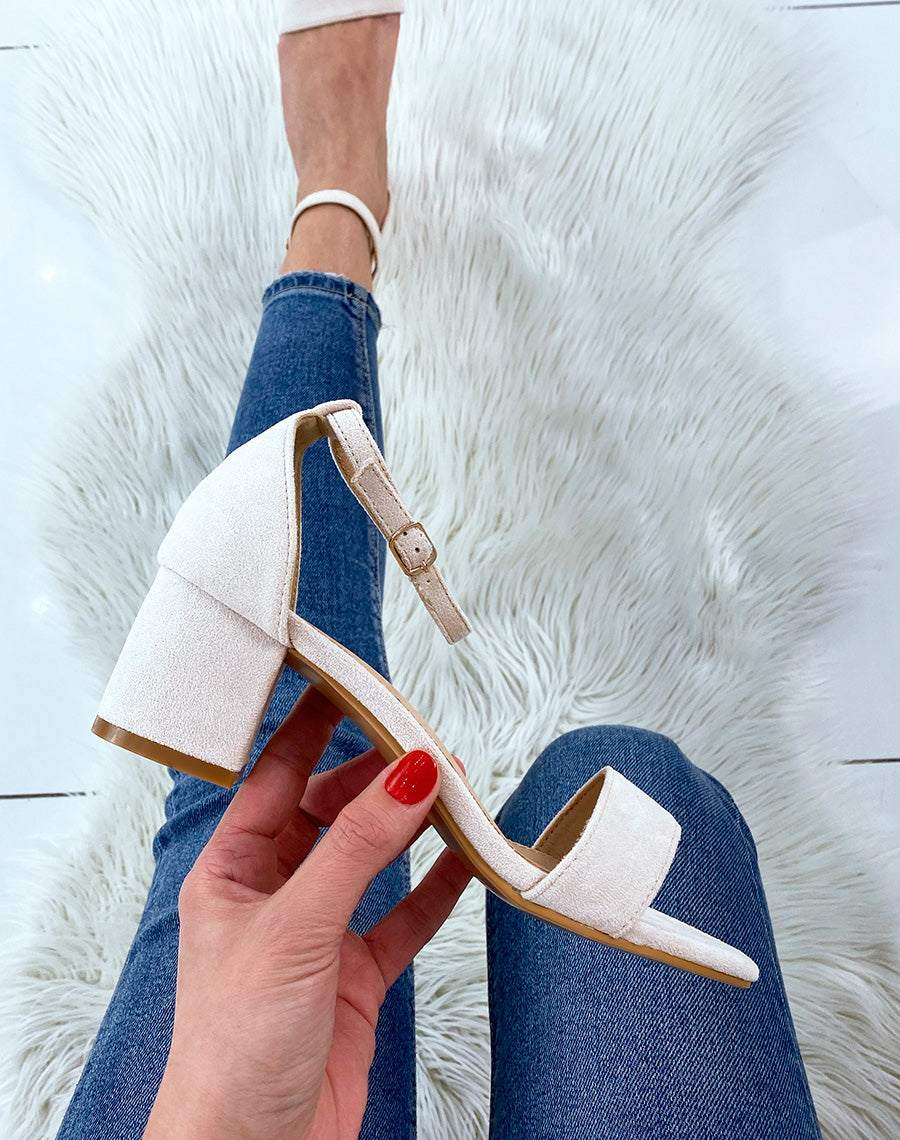 Sandale beige en suédine à petit talon