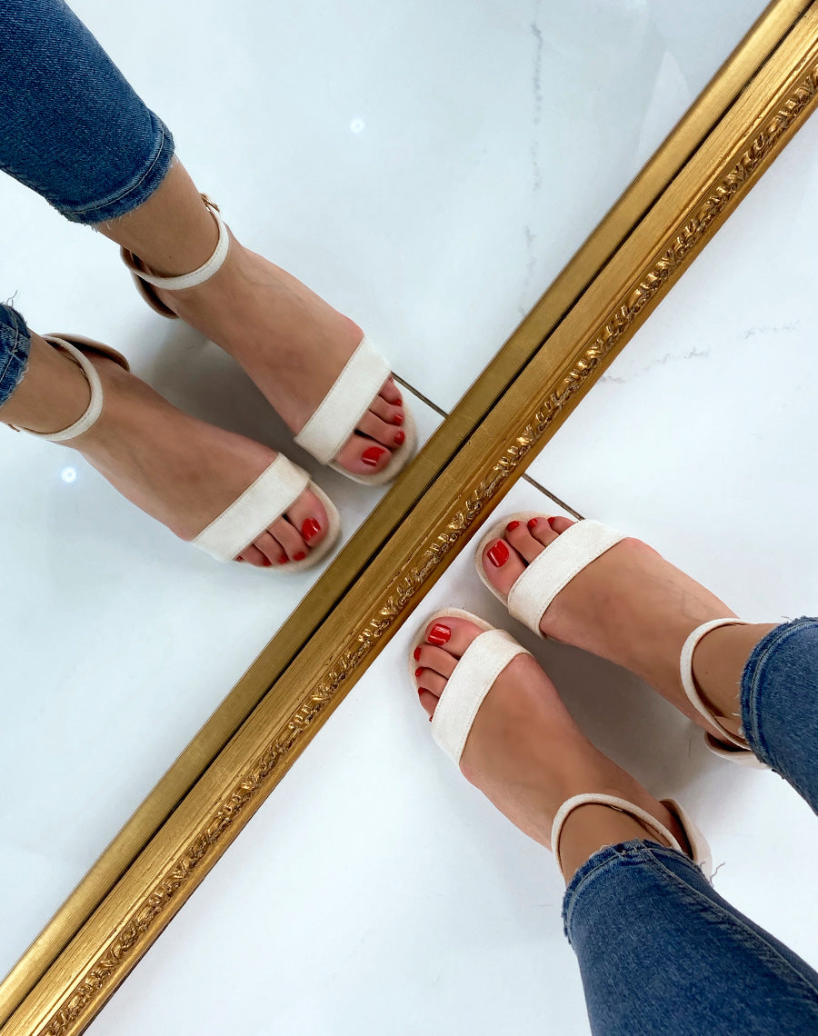 Sandale beige en suédine à petit talon