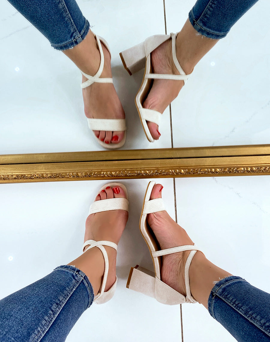 Sandale beige à lanière entrecroisée