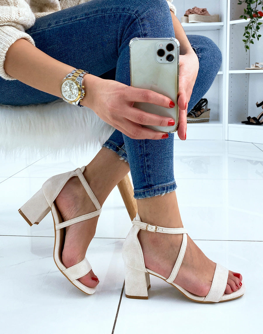 Sandale beige à lanière entrecroisée