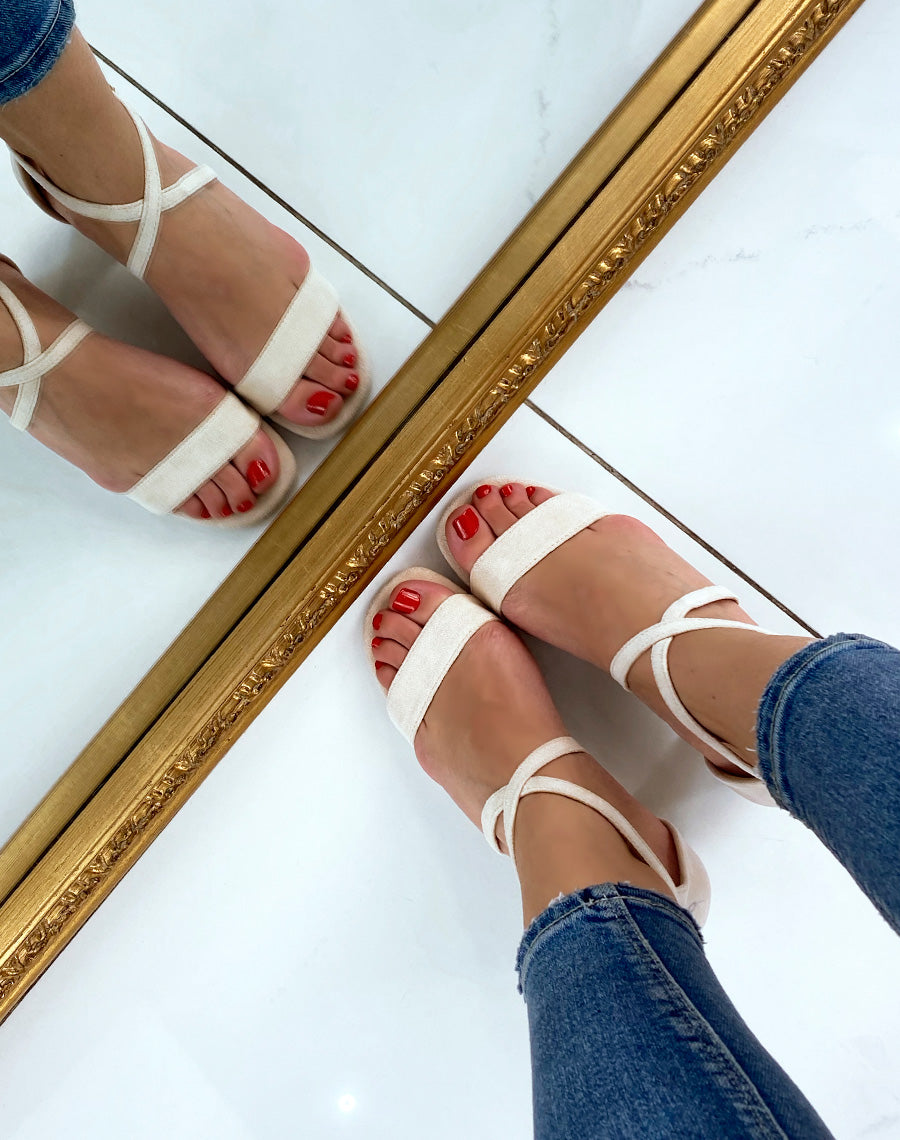 Sandale beige à lanière entrecroisée