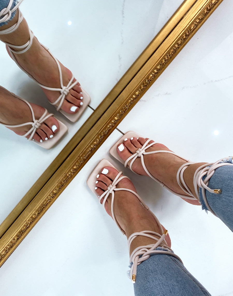 Sandale beige à talon aiguille évasé