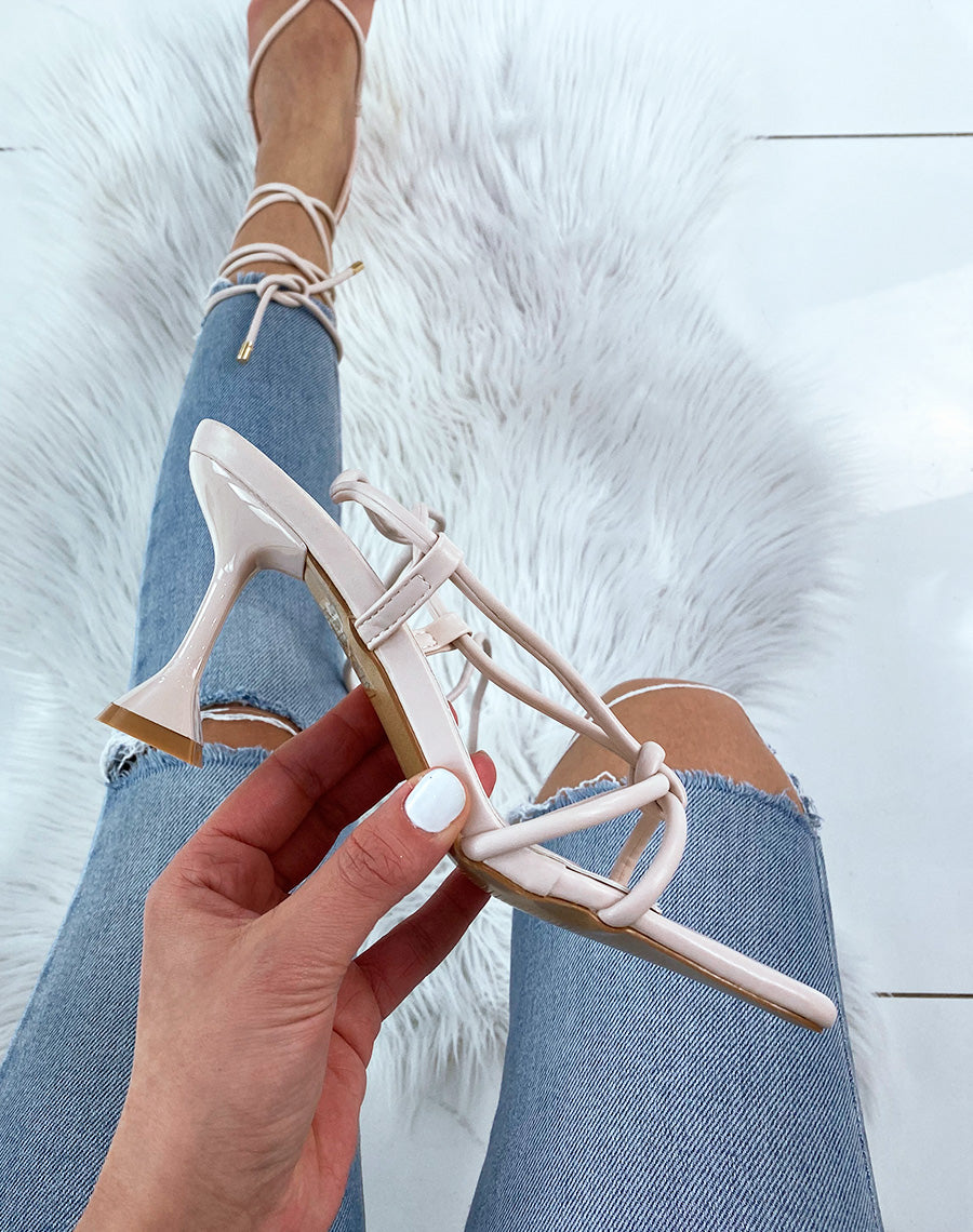 Sandale beige à talon aiguille évasé