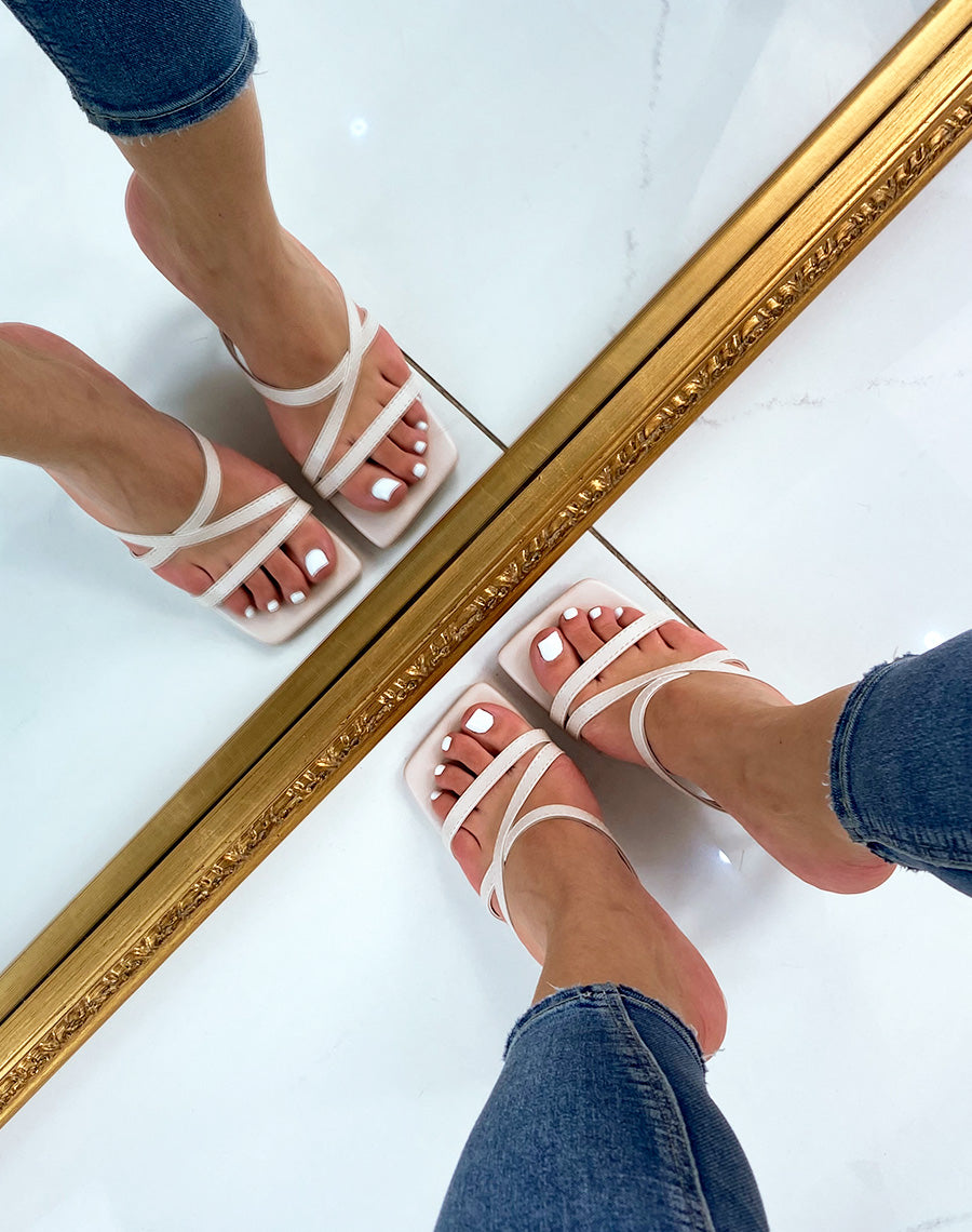 Sandale beige à talon évasé