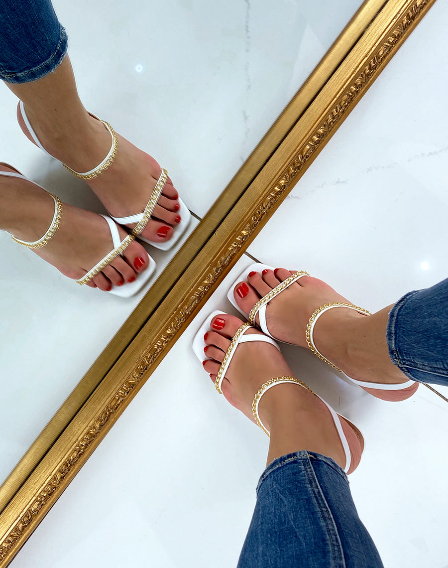 Sandale blanche à lanière et chaînes dorées