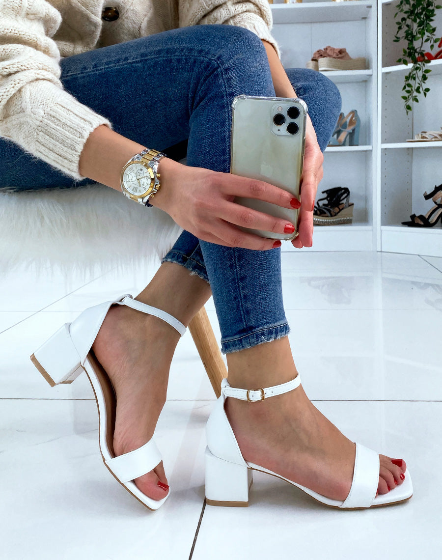 Sandale blanche à petit talon carré