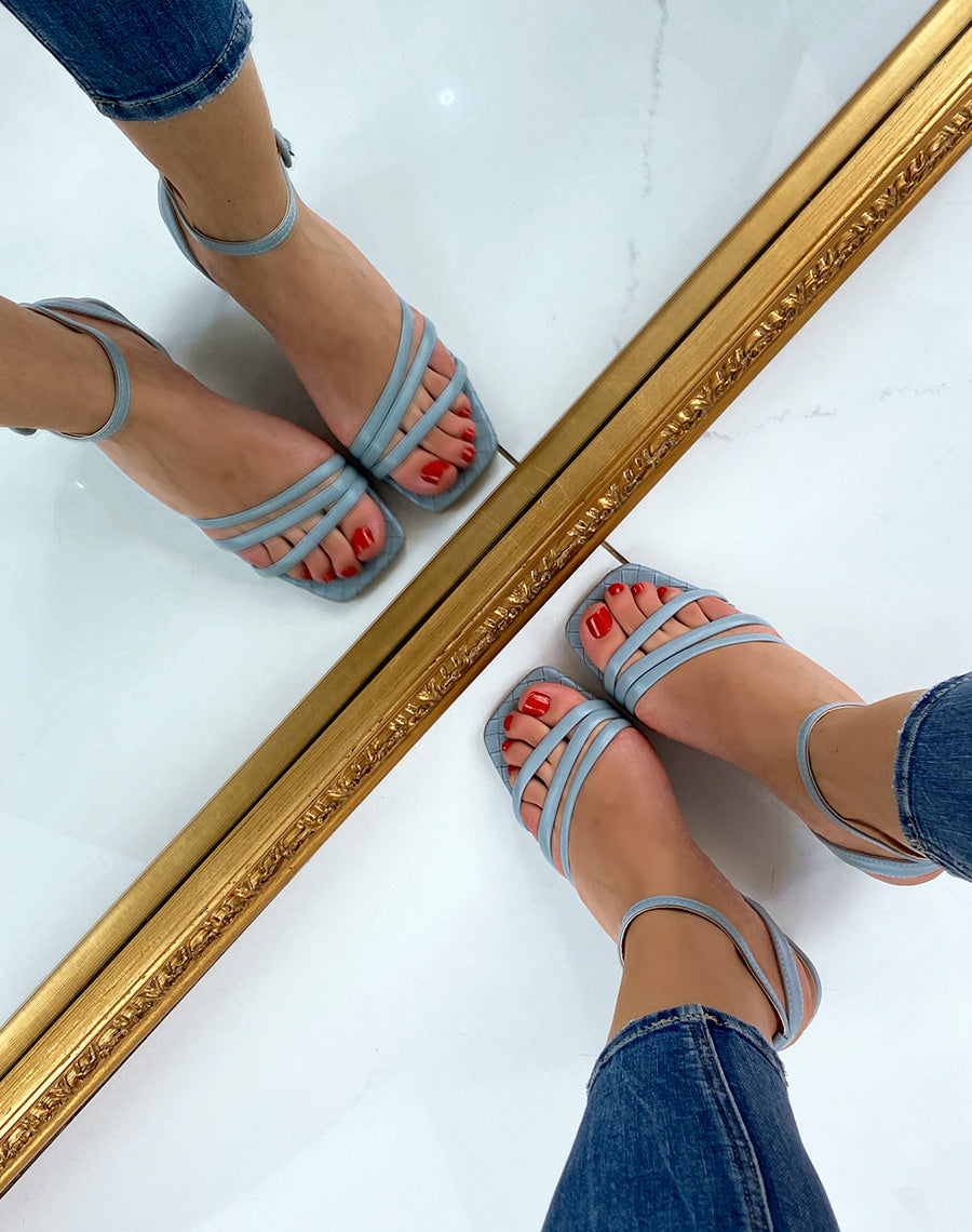 Sandale bleu clair à fines brides et détail matelassé